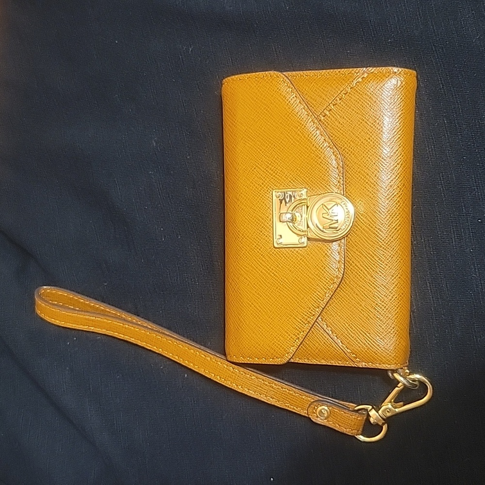 Aunthenic Micheal Kors Vintage Tri fold wallet